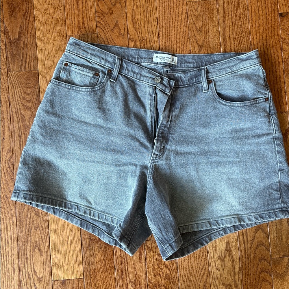 Abercrombie & Fitch Curvy Gray Dad Jen Short, 33